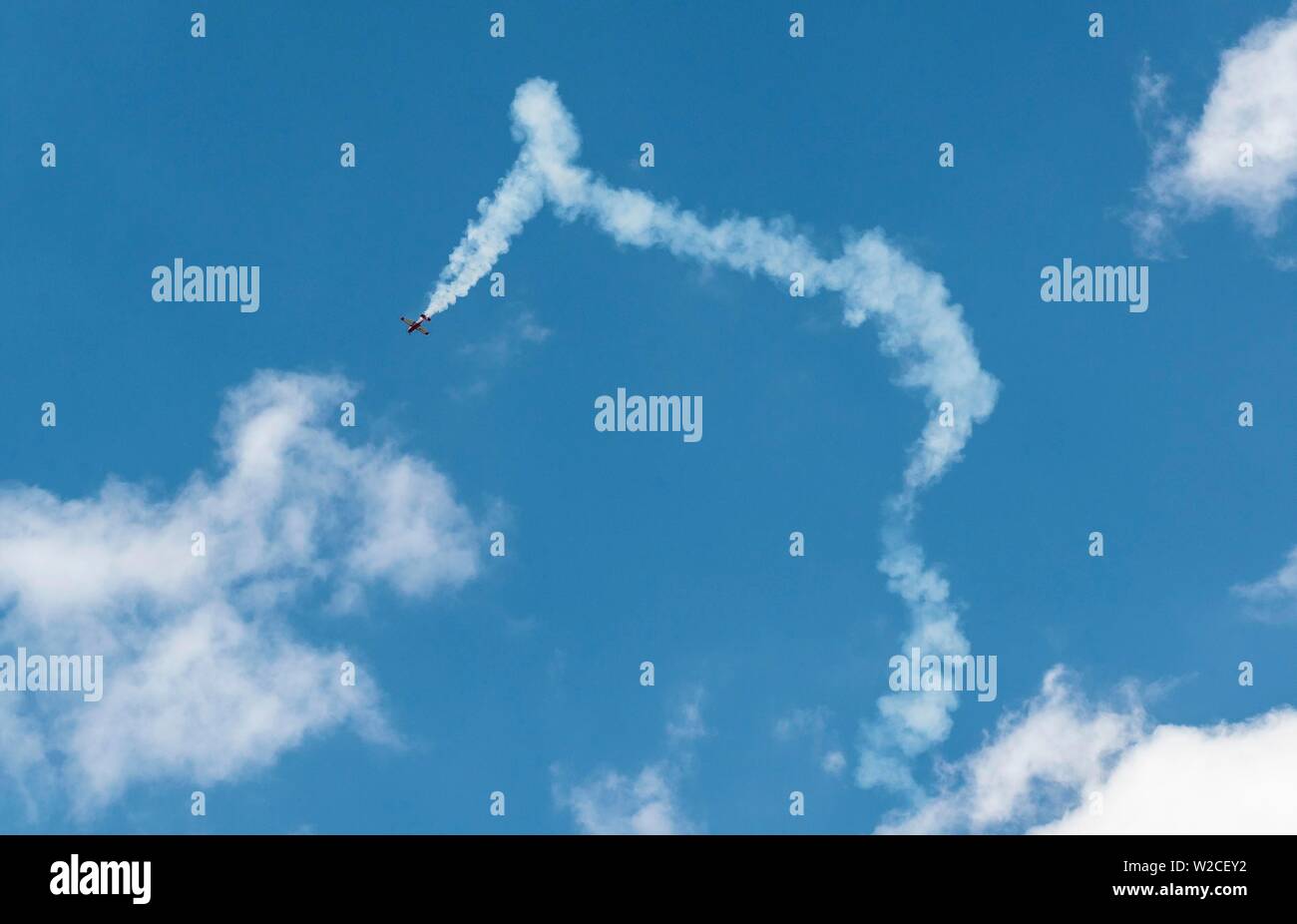 Kunstflug Manöver, Extra 330SC, bewölkter Himmel, International Paris Air Show Le Bourget, Paris, Frankreich Stockfoto