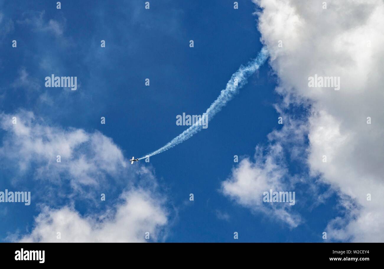 Kunstflug Manöver, Extra 330SC, bewölkter Himmel, International Paris Air Show Le Bourget, Paris, Frankreich Stockfoto