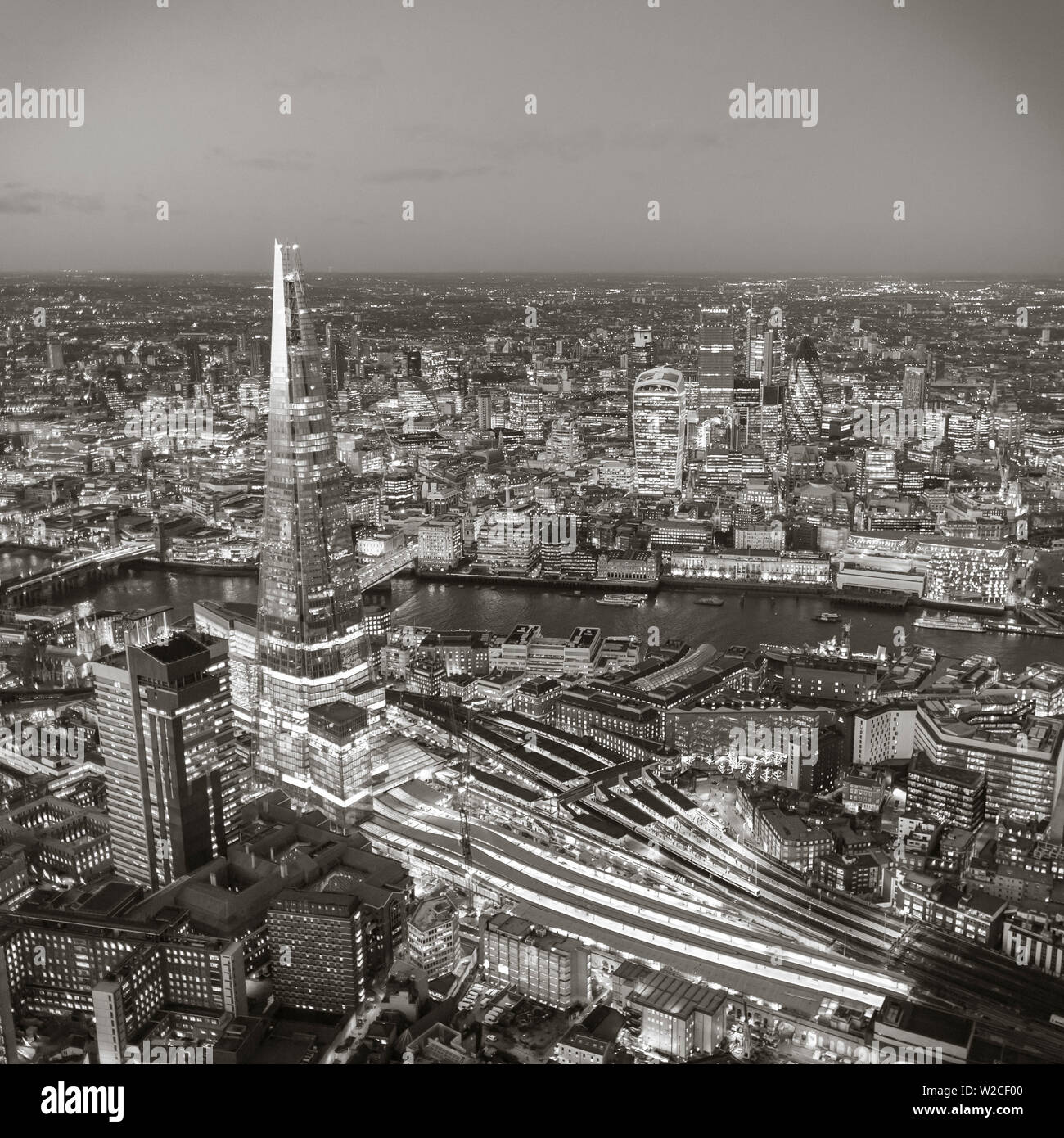 Luftaufnahme der Shard und City of London, London, England Stockfoto