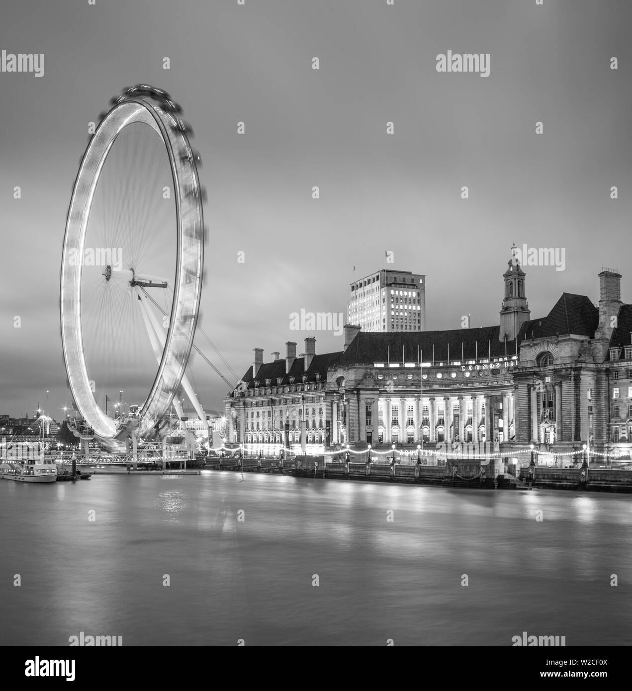London Eye (Millennium Wheel) und ehemaligen County Hall, South Bank, London, England Stockfoto