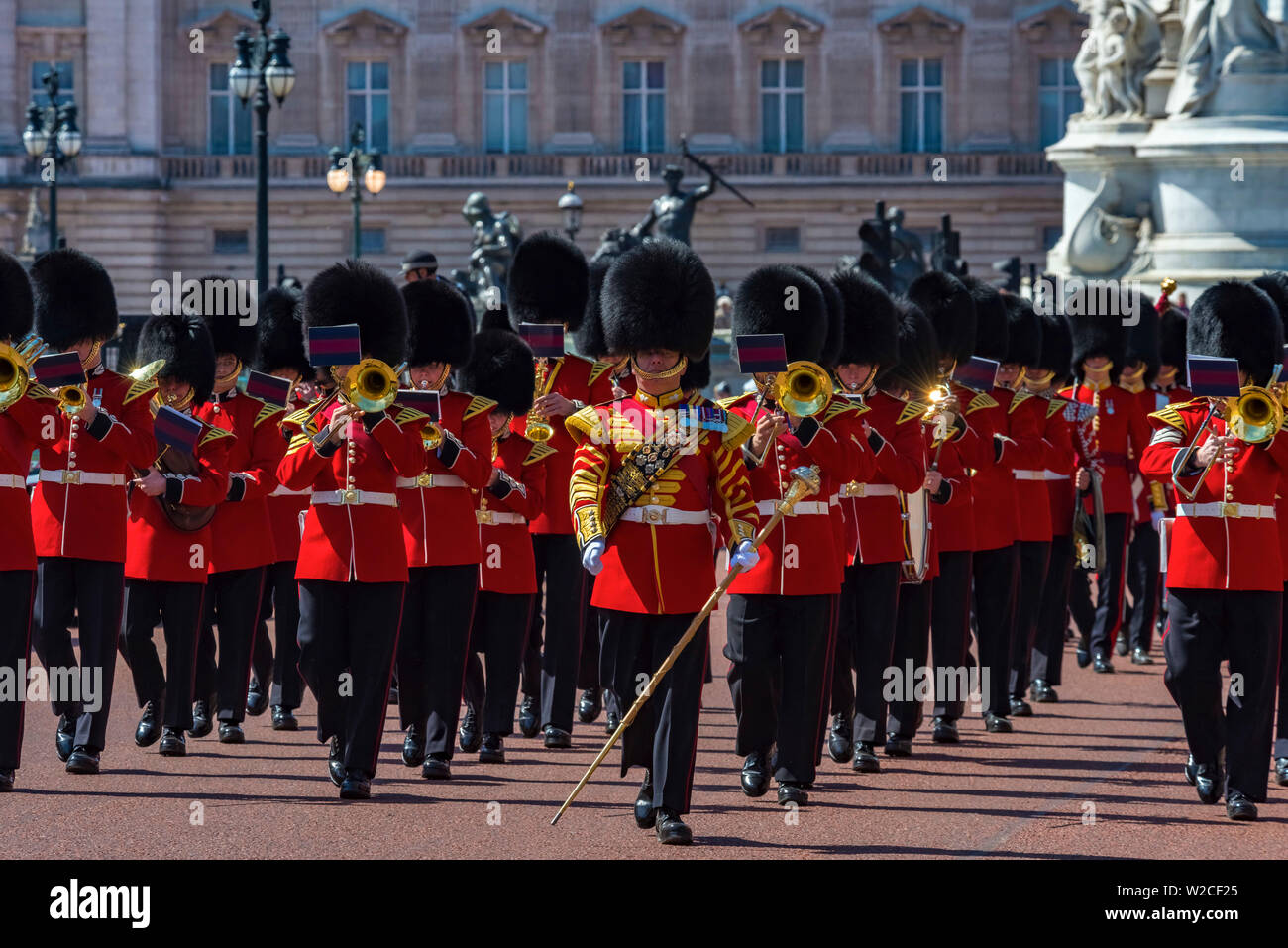 Großbritannien, England, London, die Mall, den Buckingham Palace, die Wachablösung Stockfoto