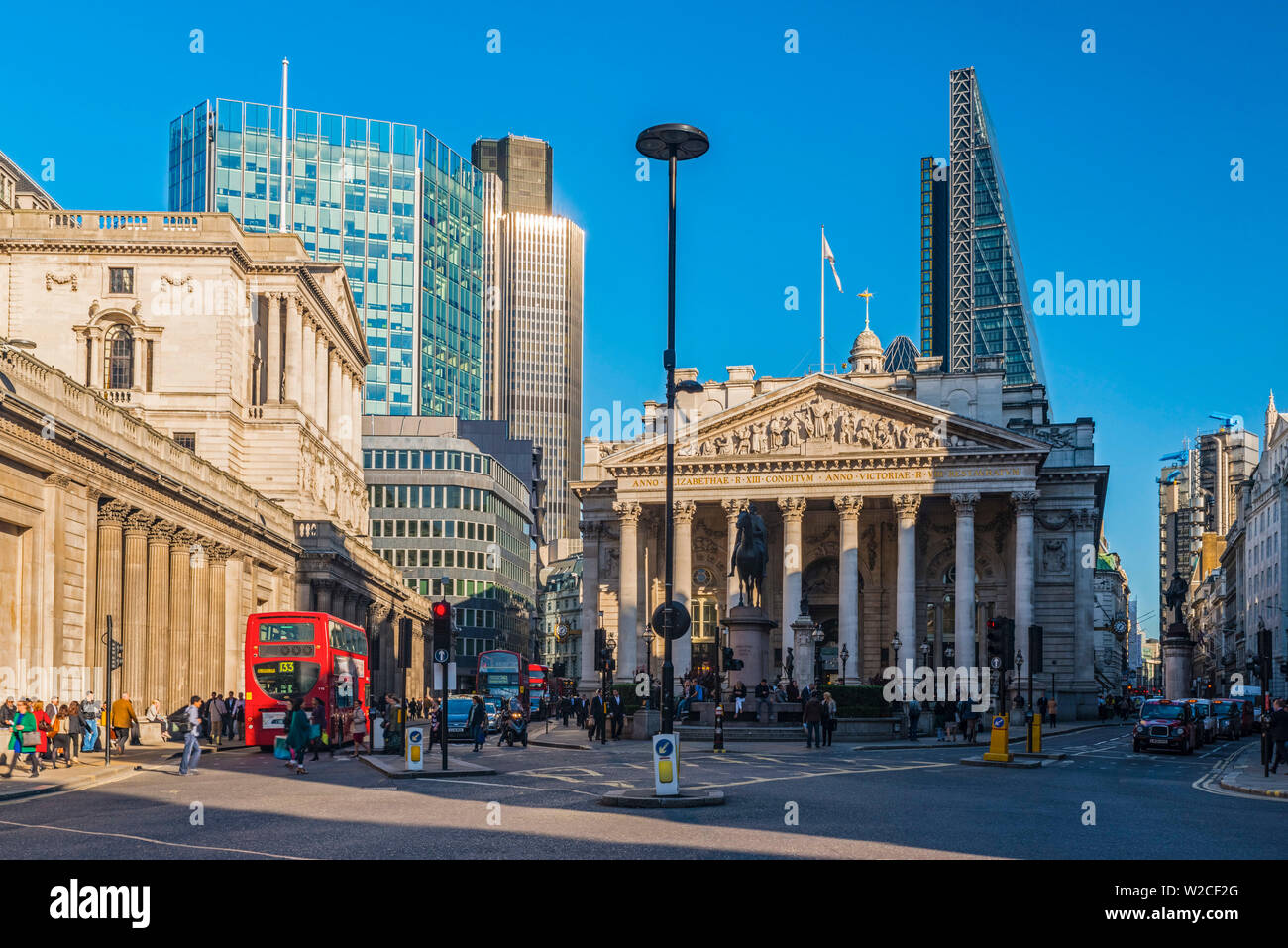 Großbritannien, England, London, die Stadt, die Bank von England (links) und der Royal Exchange, Tower 42 (vormals NatWest Tower) und der Cheesegrater (122 Leadenhall Street) im Hintergrund Stockfoto