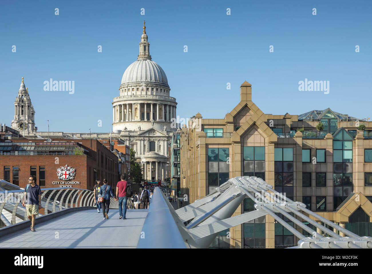Millennium Bridge and St. Paul's Cathedral, London, England, Großbritannien Stockfoto