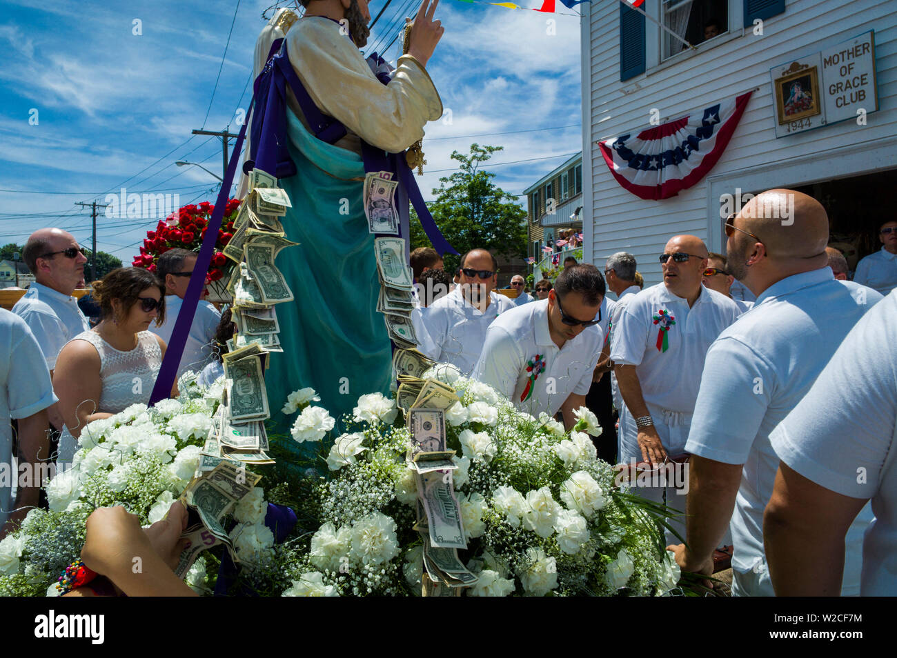 Gloucester, Massachusetts, USA und Cape Ann Saint Peter Fiesta, Festival, Schutzpatron der Fischer, Amerikas älteste Hafenstadt, Männer mit Saint Peter Statue zu Ehren Stockfoto
