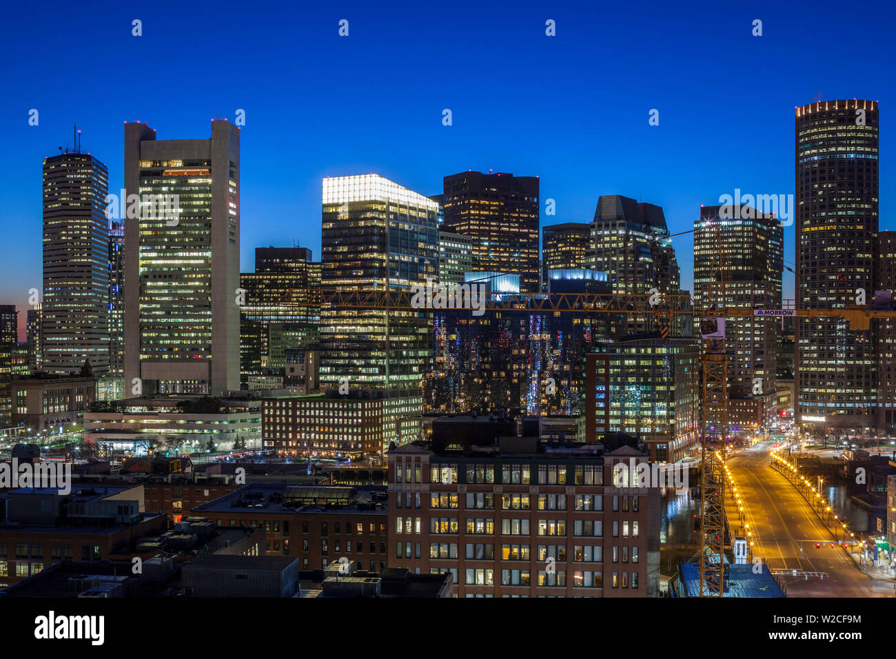 USA, Massachusetts, Boston, Skyline der erhöhten Stadt vom South Boston, Dämmerung Stockfoto