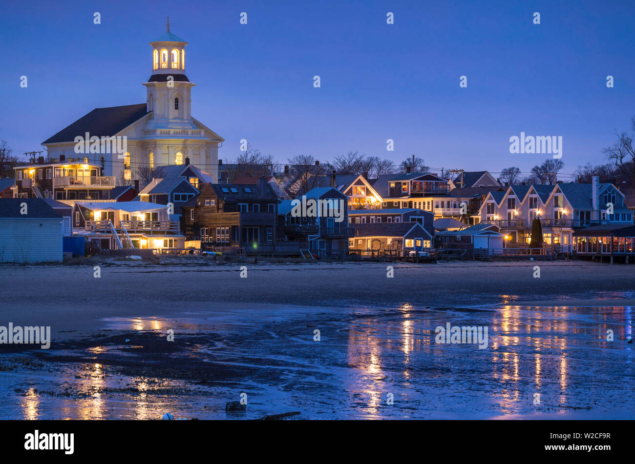 USA, Massachusetts, Cape Cod, Provincetown, Stadt, Skyline mit Bibliothek, Dämmerung Stockfoto