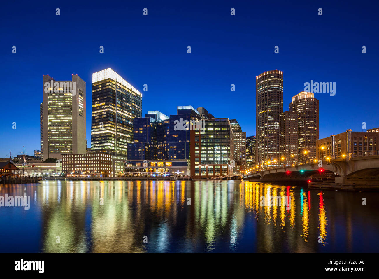 USA, Massachusetts, Boston, Skyline der Stadt entlang der Fort Point Channel Stockfoto