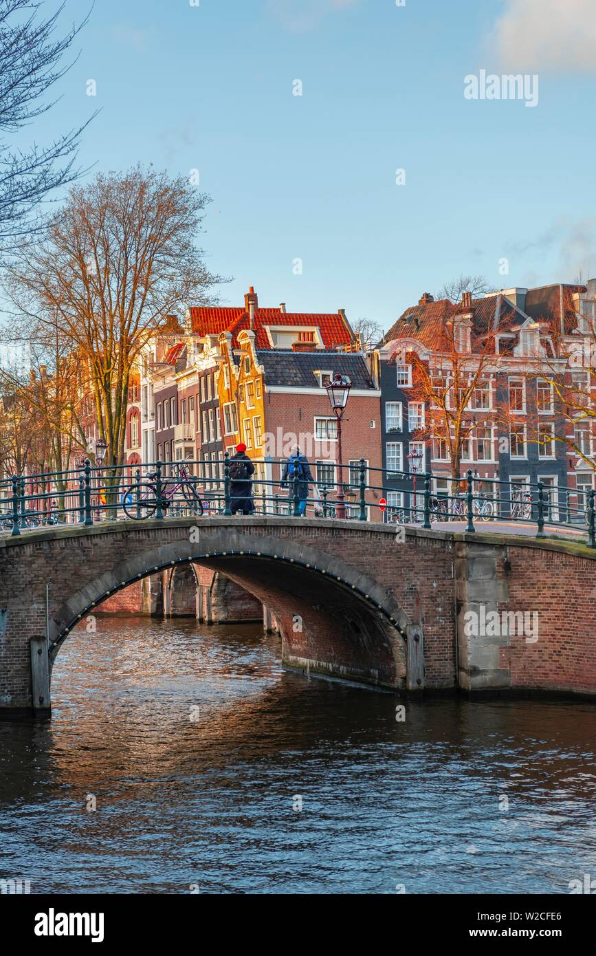 Atmosphäre am Abend, Kanal mit Brücke, Keizersgracht und Leidsegracht, Kanal mit historischen Häusern, Amsterdam, Nordholland, Niederlande Stockfoto