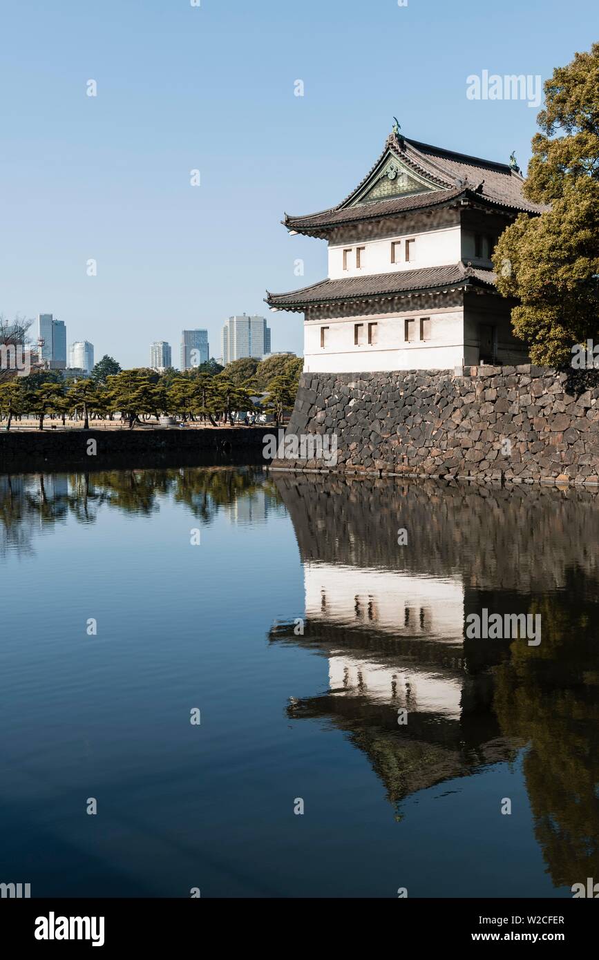 Wachtturm hinter dem Burggraben, östlichen Gärten des Imperial Palace, Royal Palace, Chiyoda, Tokio, Japan Stockfoto