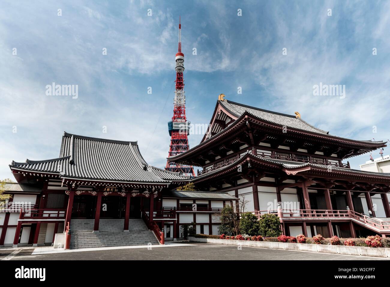 Der Tokyo Tower und der Zojoji Tempel hinter Koshoden, buddhistische Tempel, Tokio, Japan Stockfoto
