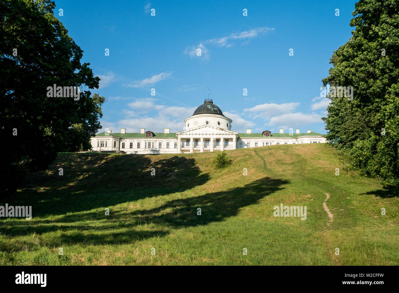Sommer Ansicht eines Schlosses auf einem Hügel in Kachanivka (kachanovka) National Nature Reserve, Tschernigow region, Ukraine Stockfoto