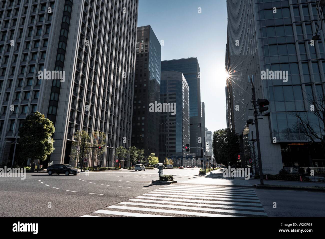 Verkehr Straße im Zentrum der Stadt mit Wolkenkratzern, Skyscraper Schlucht, Otemachi, Chiyoda, Tokio, Japan Stockfoto