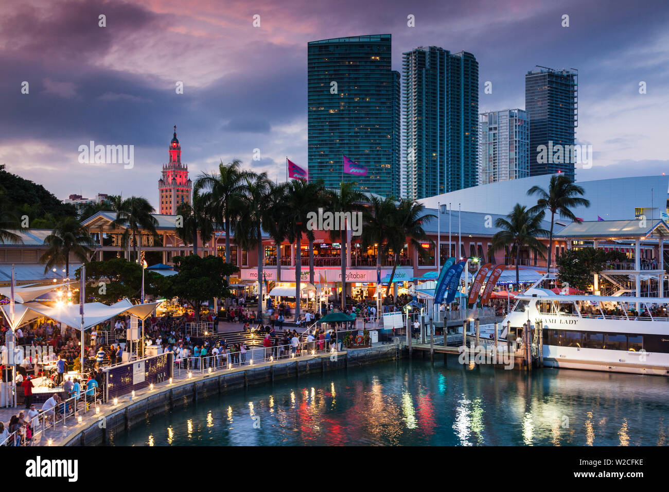 USA, Florida, Miami, die Skyline der Stadt mit Bayside Mall und Fredom Tower Stockfoto