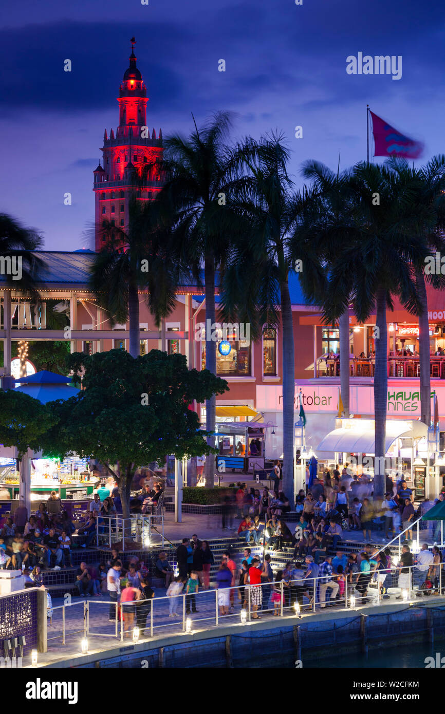 USA, Florida, Miami, die Skyline der Stadt mit Bayside Mall und Fredom Tower Stockfoto