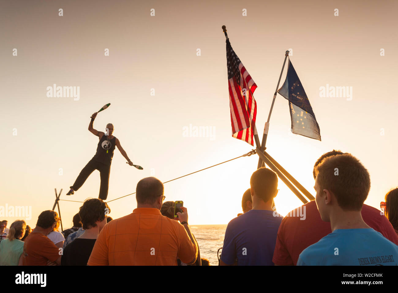 USA, Florida, Florida Keys, Key West, Mallory Square, täglichen Sonnenuntergang Partei, beobachten die Jongleur Stockfoto