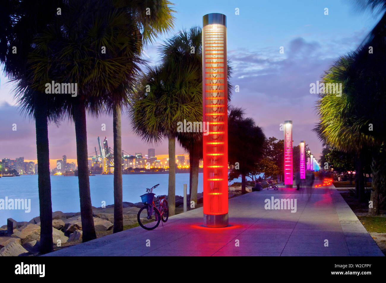 Florida, South Pointe Park, Miami Beach, Edelstahl Licht Türme, Gehweg Stockfoto