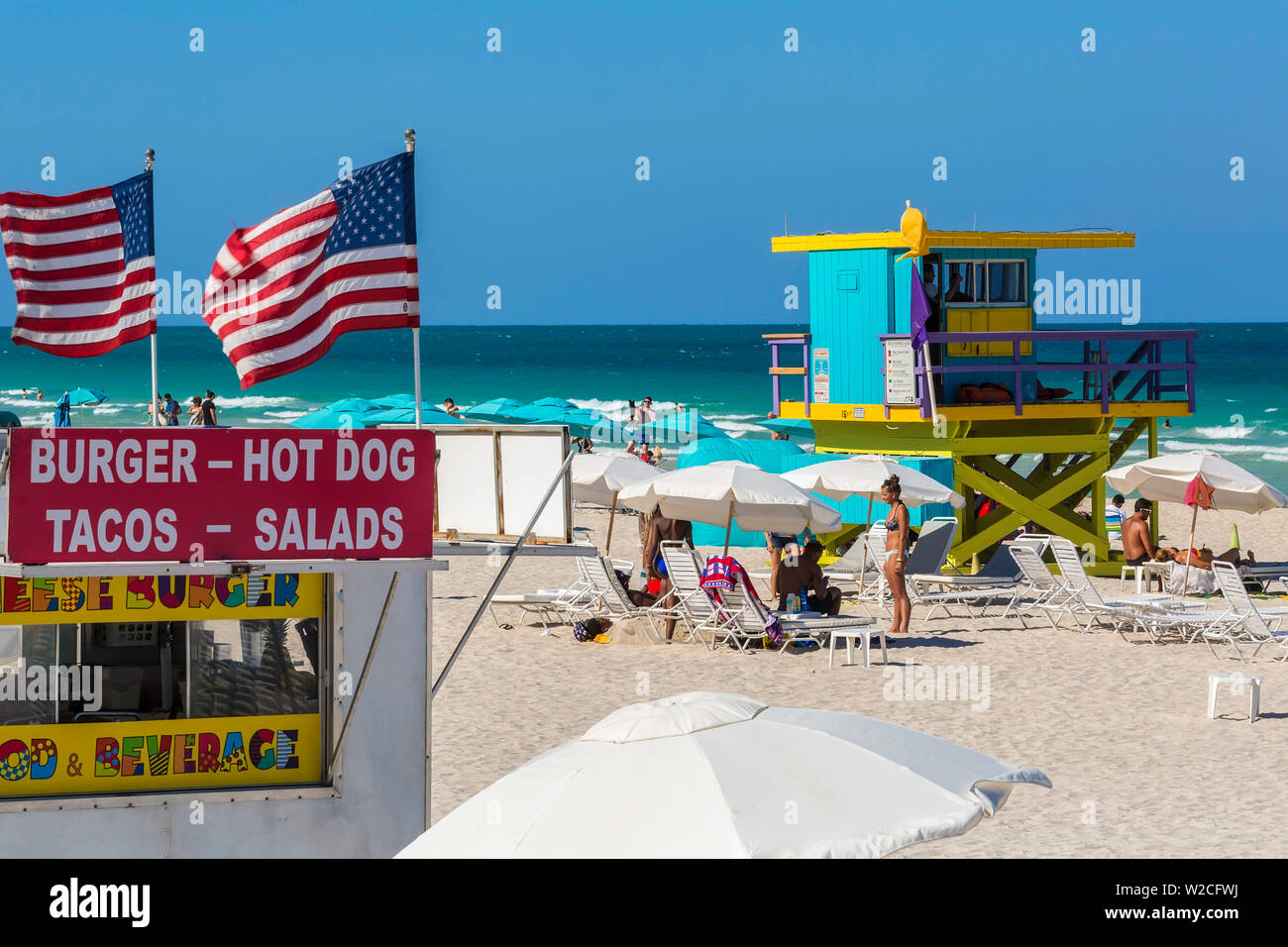 Art-Deco-Stil Rettungsschwimmer-Hütte am South Beach, Ocean Drive, Miami Beach, Miami, Florida, USA Stockfoto