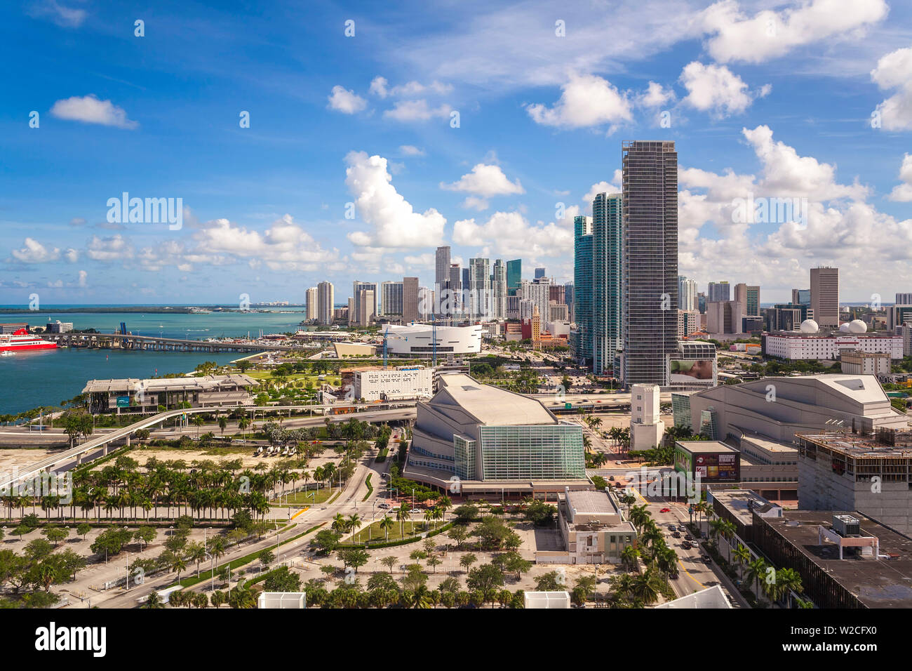 Erhöhten Blick auf Biscayne Boulevard und die Skyline von Miami, Florida, Vereinigte Staaten Stockfoto