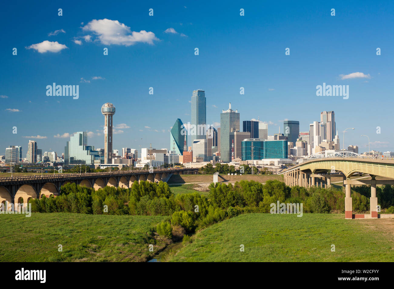 Autobahnbrücke über die Dallas Fluss Aue und die Skyline der Innenstadt, Dallas, Texas, USA Stockfoto