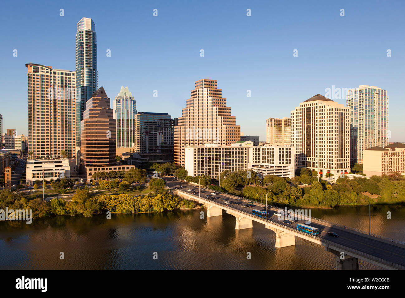 Skyline der Stadt über den Colorado River gesehen, Austin, Texas, USA Stockfoto