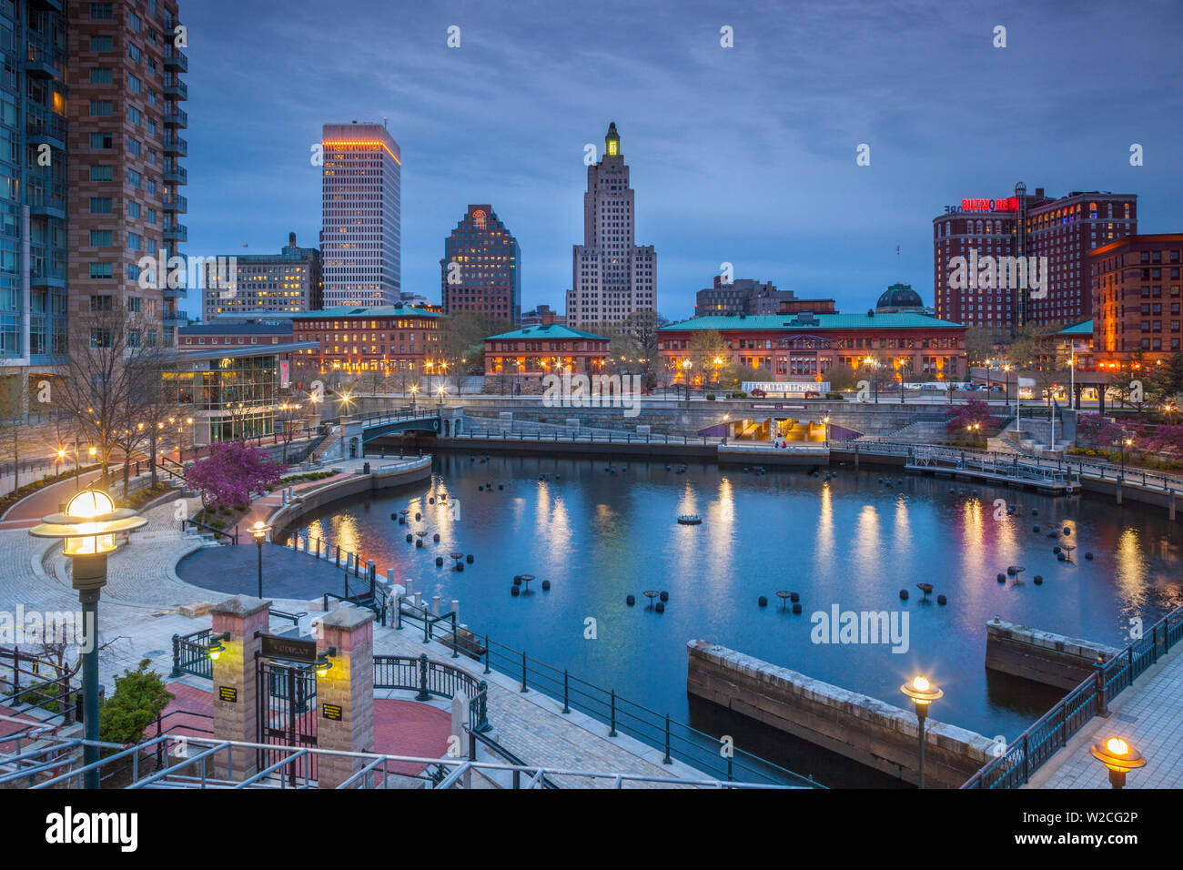 USA, Rhode Island, Providence, Stadt Skylline vom Waterplace Park, Dämmerung Stockfoto