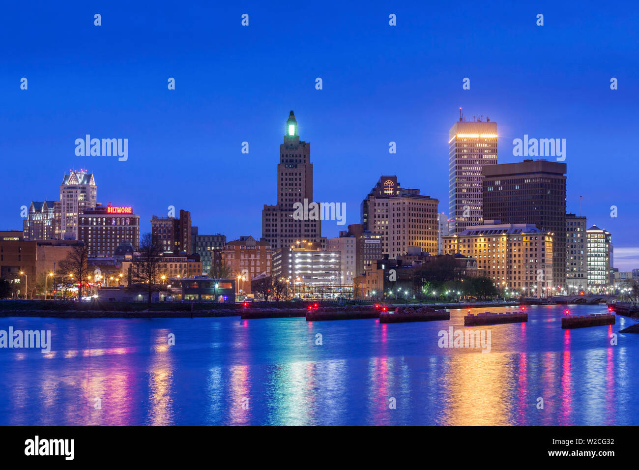 USA, Rhode Island, Providence, die Skyline der Stadt vom Fluss Providence Dämmerung Stockfoto
