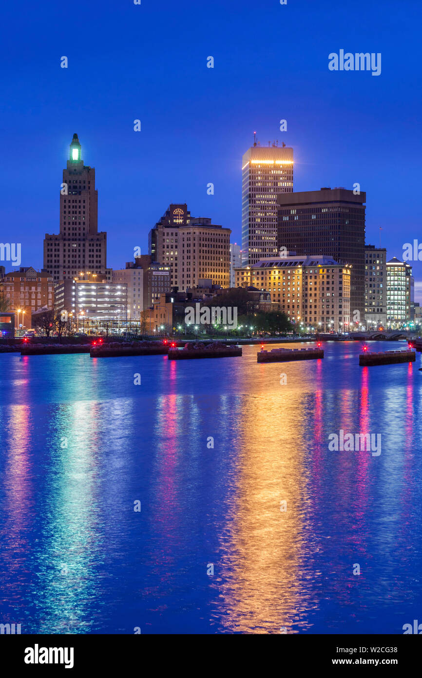 USA, Rhode Island, Providence, die Skyline der Stadt vom Fluss Providence Dämmerung Stockfoto