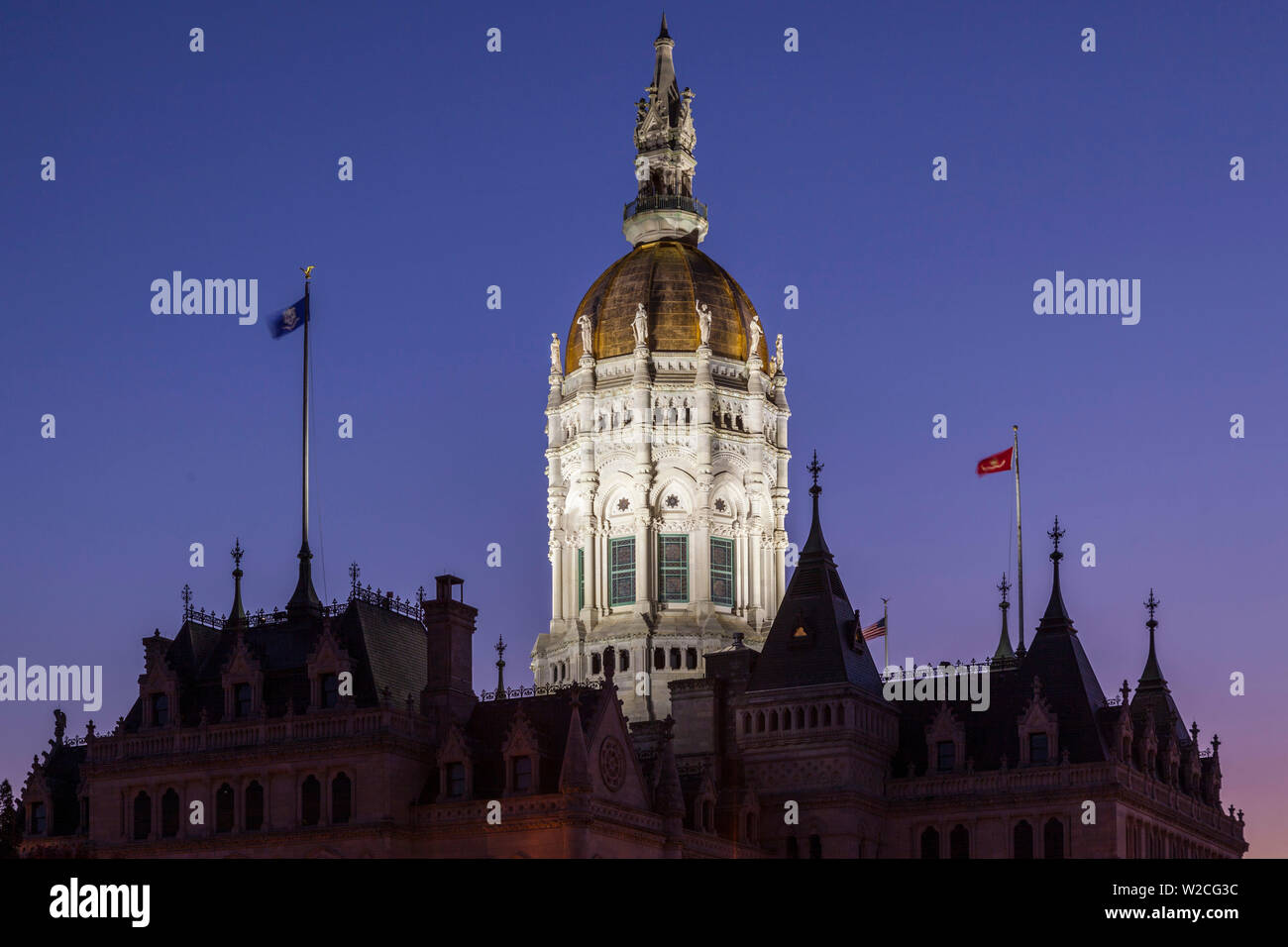 USA, Connecticut, Hartford, Connecticut State Capitol, Kuppel leuchtet in der Dämmerung Stockfoto