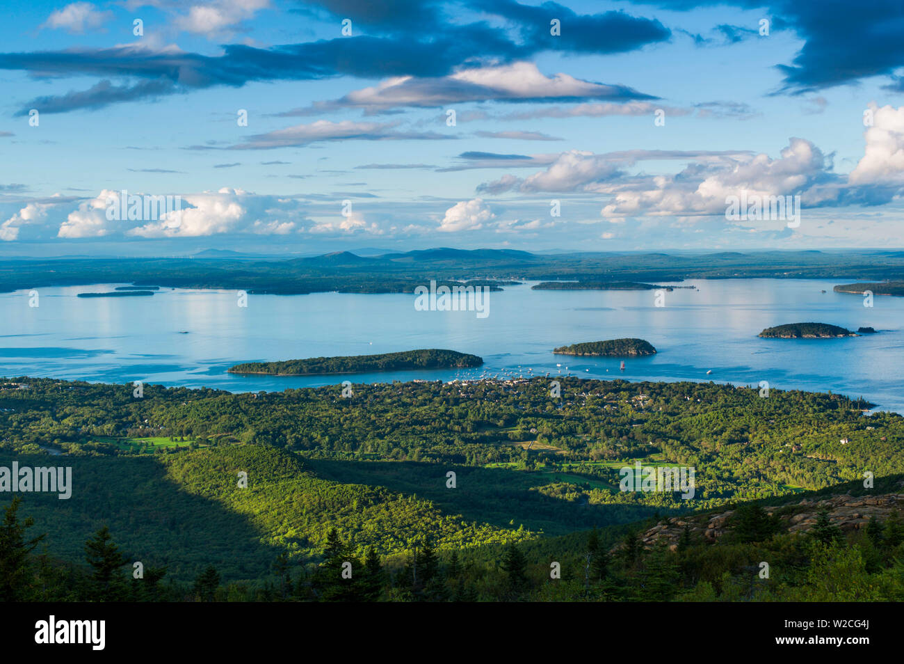 USA, Maine, Mt. Desert Island, Acadia National Park, Cadillac Mountain, Elev 1530 Füssen, Blick auf die Frenchman Bay Stockfoto