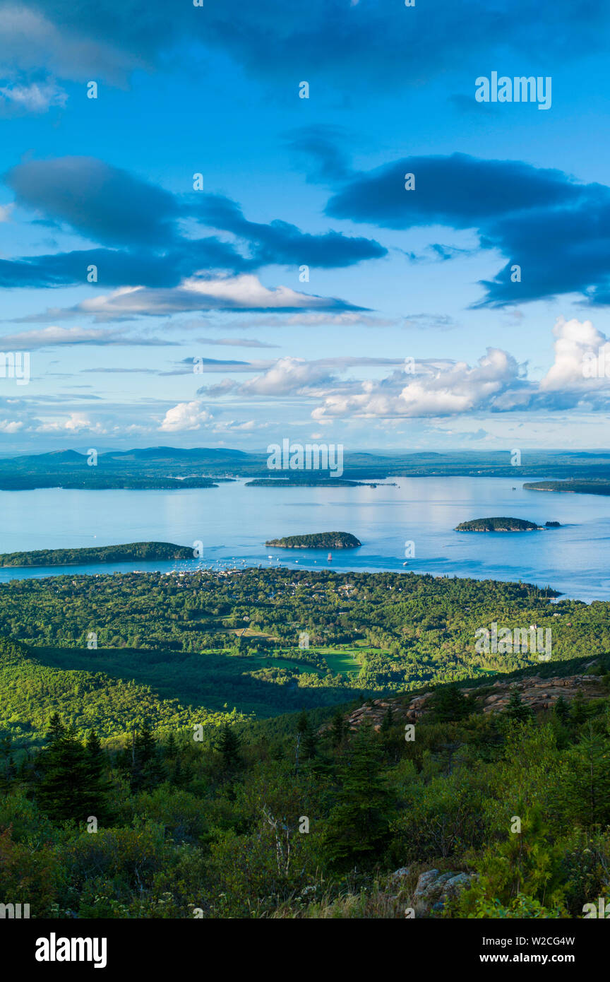 USA, Maine, Mt. Desert Island, Acadia National Park, Cadillac Mountain, Elev 1530 Füssen, Blick auf die Frenchman Bay Stockfoto