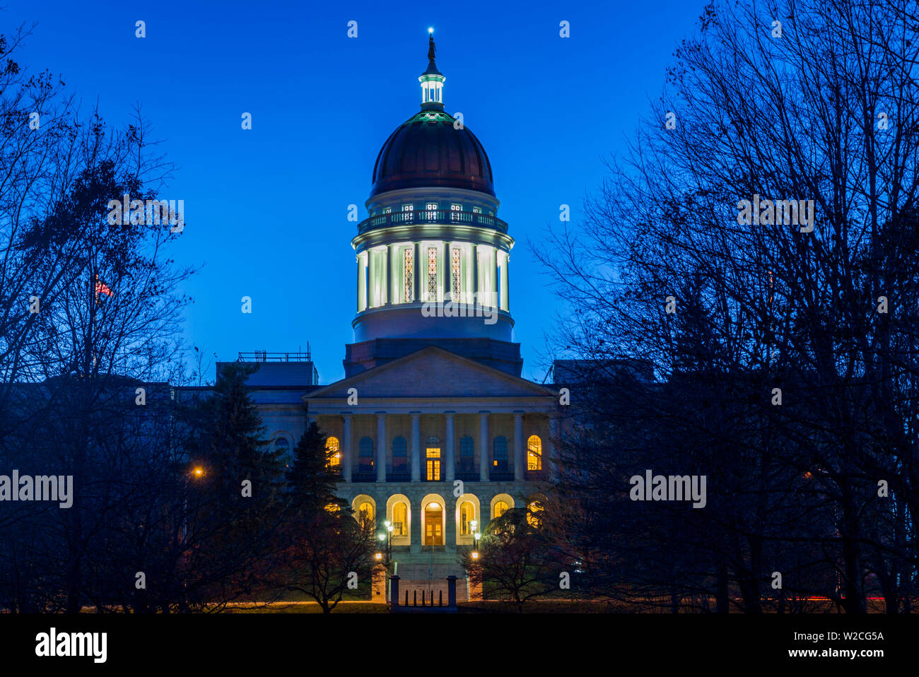 USA, Maine, Augusta, Maine State House, von Charles Bulfinch, 1832 entworfen, mit neuen kupfernen Kuppel, 2014, Dämmerung Stockfoto