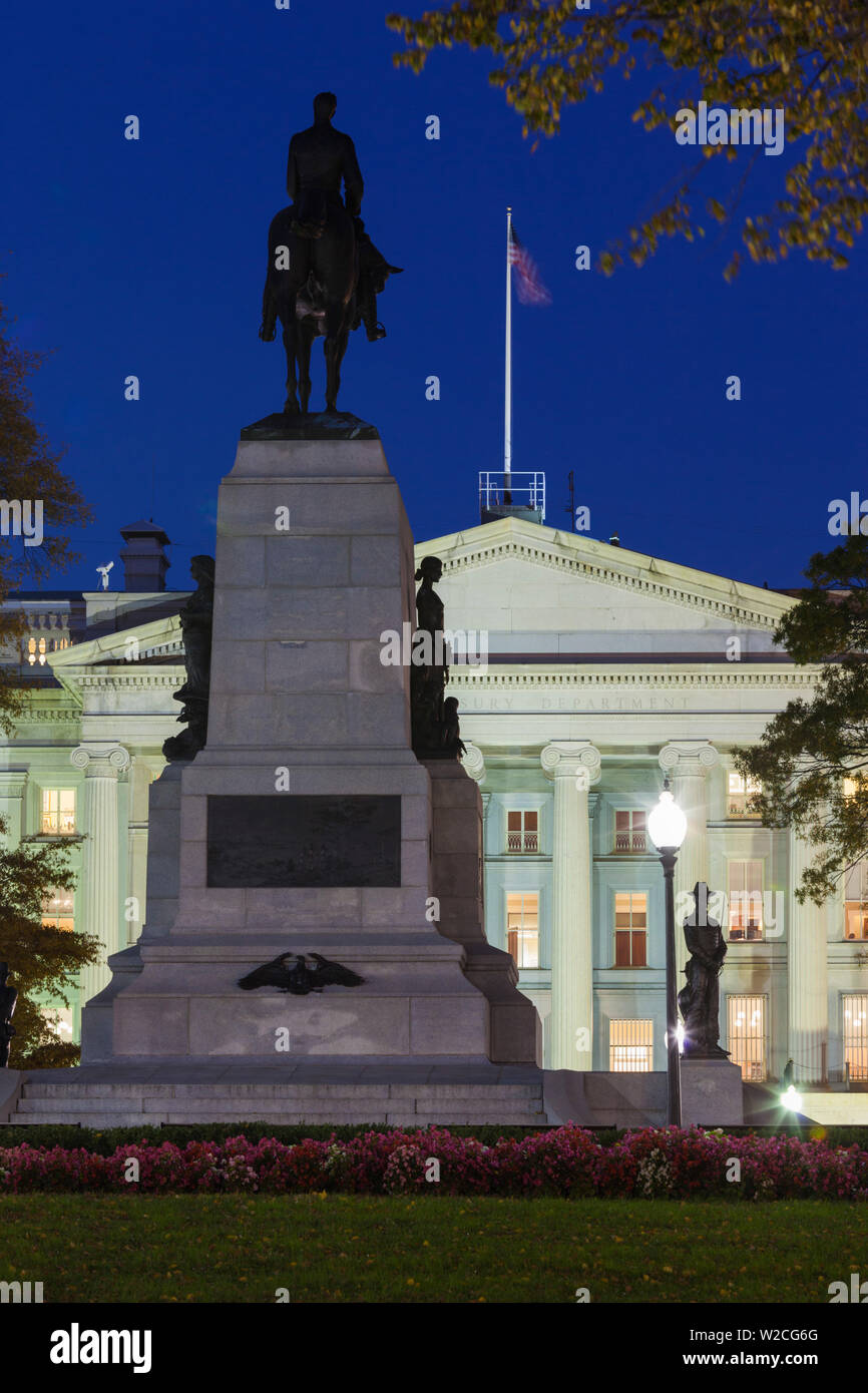 USA, Washington DC, General William Tecumseh Sherman Monument und US Treasury Buildling, Abend Stockfoto