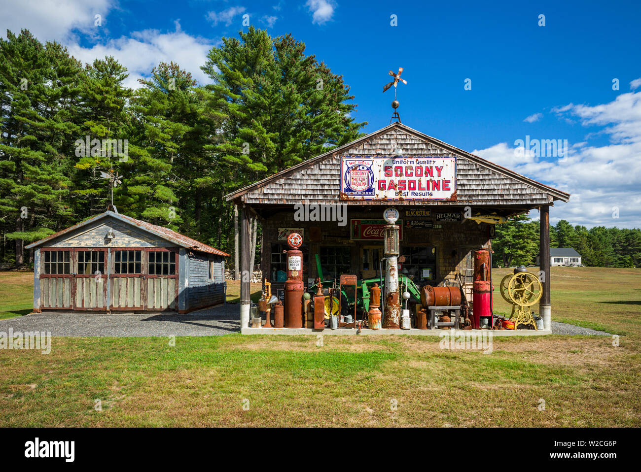 USA, Maine, Brunnen, antike Tankstelle Stockfoto