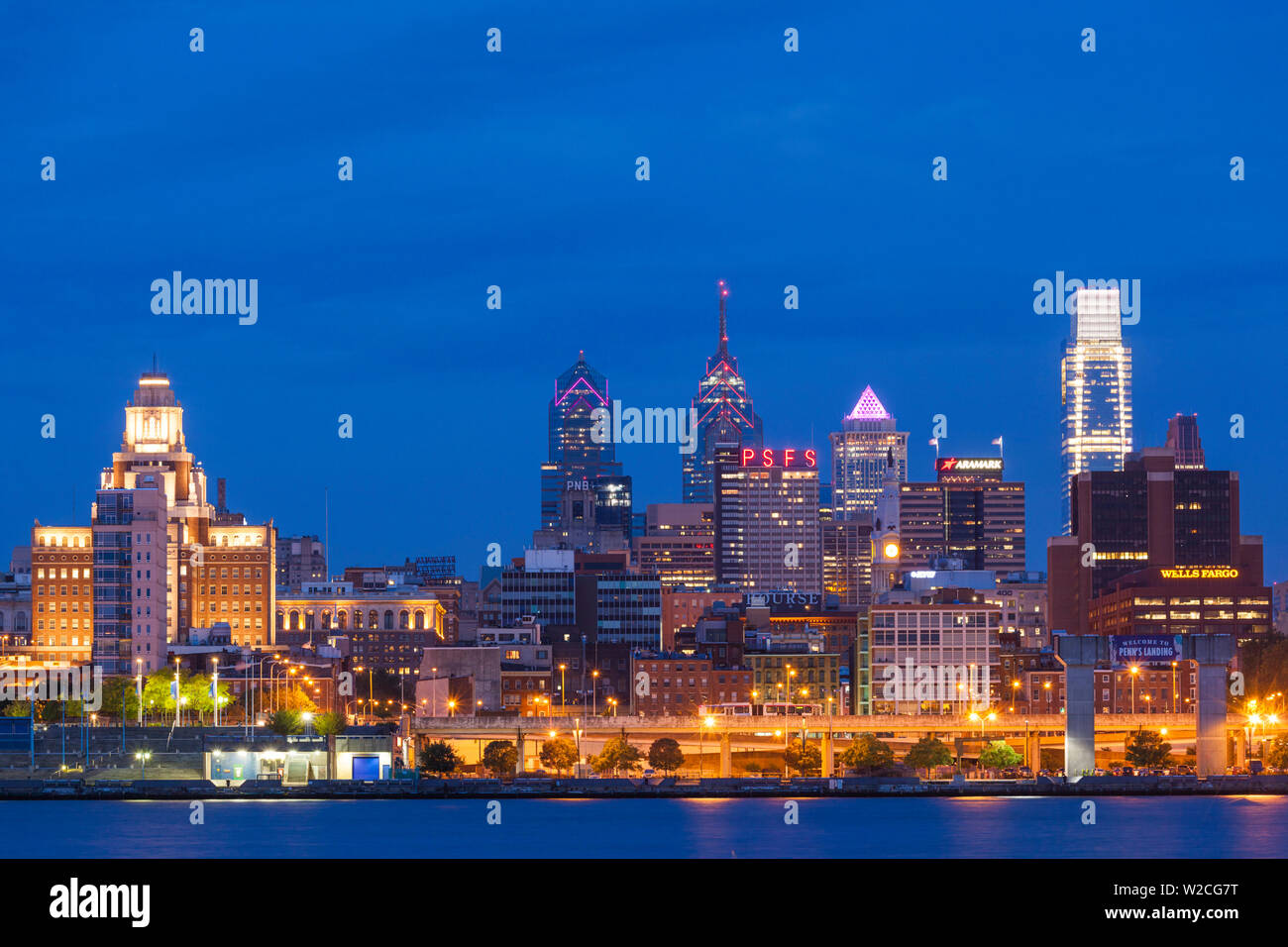 USA, Pennsylvania, Philadelphia, Skyline der Stadt von Camden New Jersey, Morgendämmerung Stockfoto