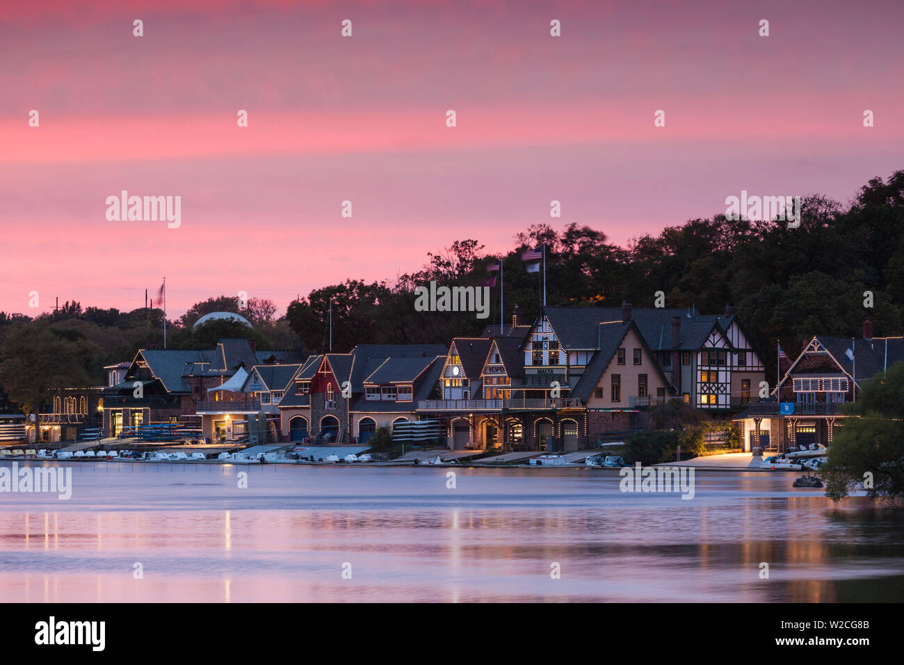 Abenddämmerung Boathouse Row am Fluss Schuylkill, Philadelphia, Pennsylvania, USA Stockfoto