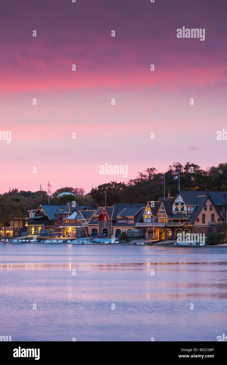 Abenddämmerung Boathouse Row am Fluss Schuylkill, Philadelphia, Pennsylvania, USA Stockfoto