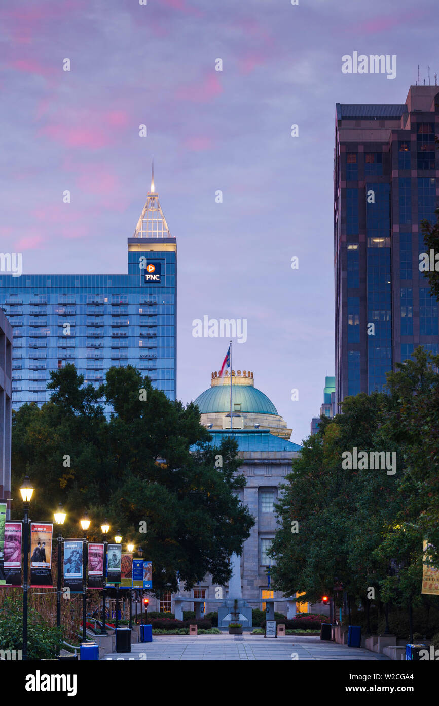 USA, North Carolina, Raleigh, Bicentenial PLAZA um State Capitol Stockfoto