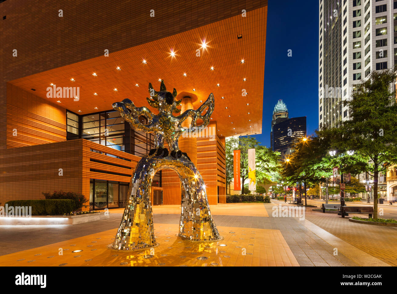 USA, North Carolina, Charlotte, Bechtler Museum für Moderne Kunst mit der Skulptur Firebird von der Künstlerin Nikki de Saint Phalle Stockfoto