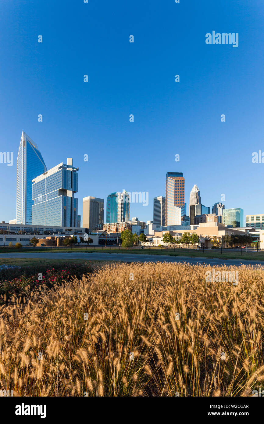 USA, North Carolina, Charlotte, Skyline der Stadt vom Westen Stockfoto