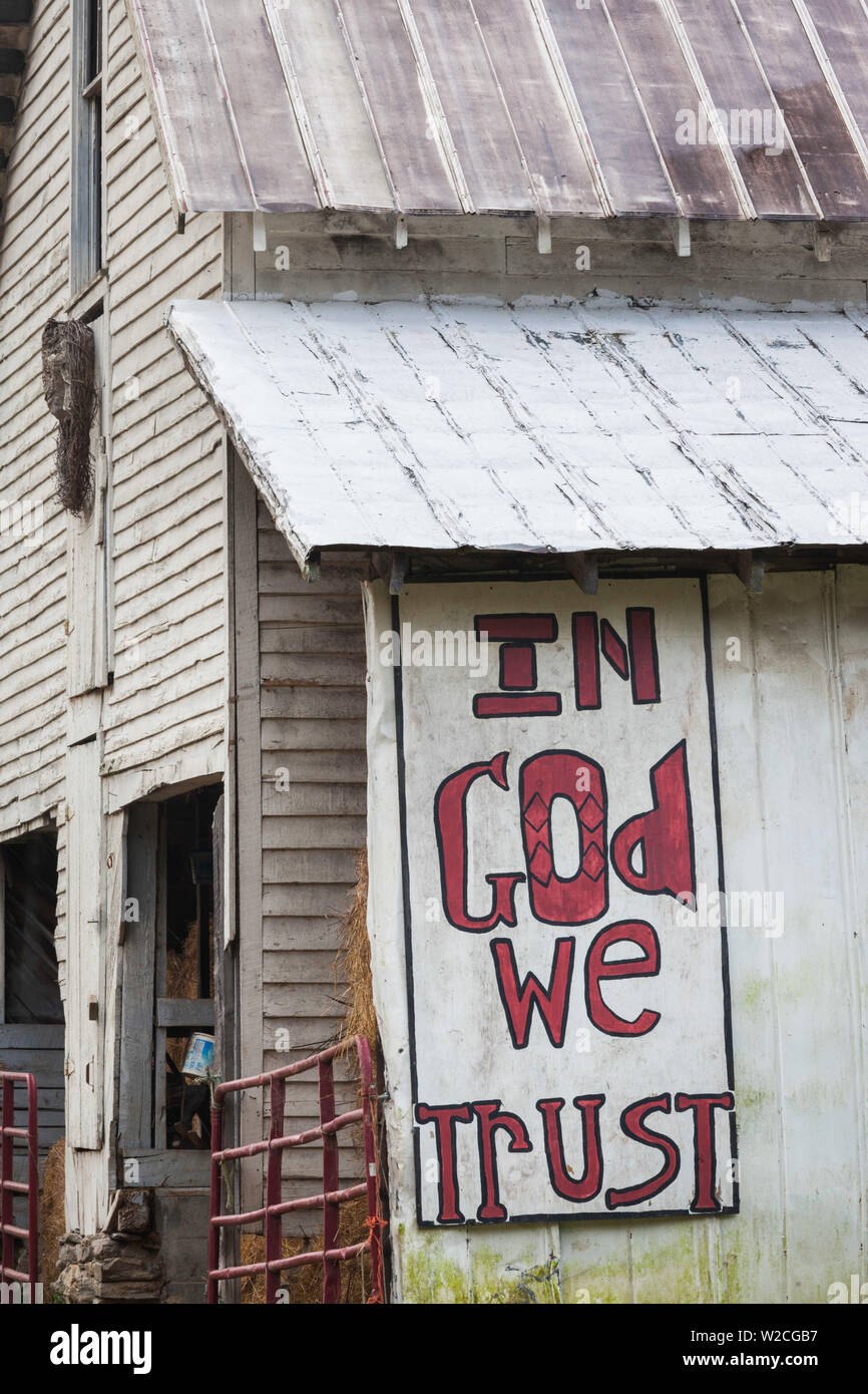 USA, North Carolina, Valle Crucis, Scheune mit Slogan In God We Trust Stockfoto