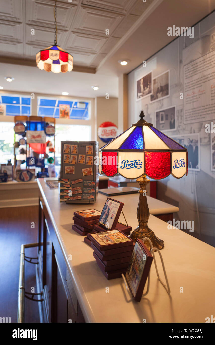 USA, North Carolina, New Bern, Geburtsort von Pepsi-Cola Softdrink erstellt von Apotheker Caleb D. Bradham 1898, Pepsi-Cola-Lampe Stockfoto