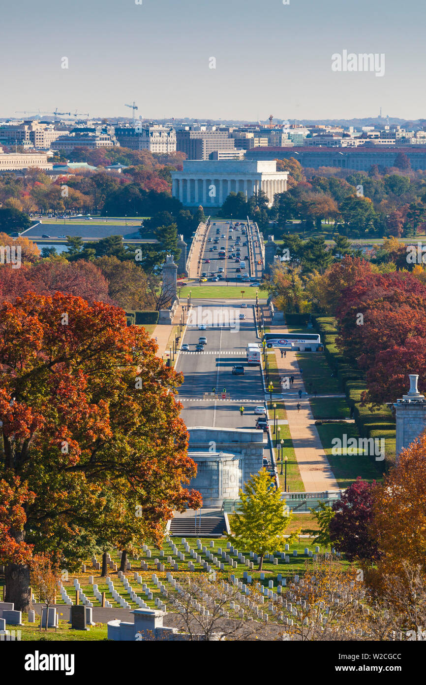 USA, Virginia, Arlington, Arlington National Cemetery, Erhöhte Ansicht Richtung Lincoln Memorial und Washington DC Stockfoto