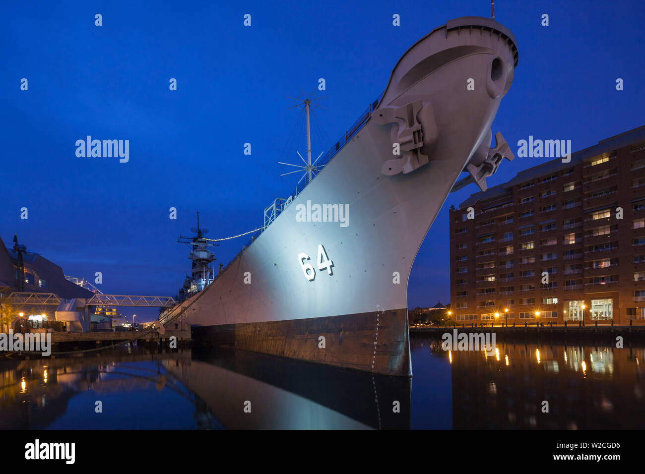 USA, Virginia, Norfolk, WW2-Ära Schlachtschiff USS Wisconsin, Dämmerung Stockfoto