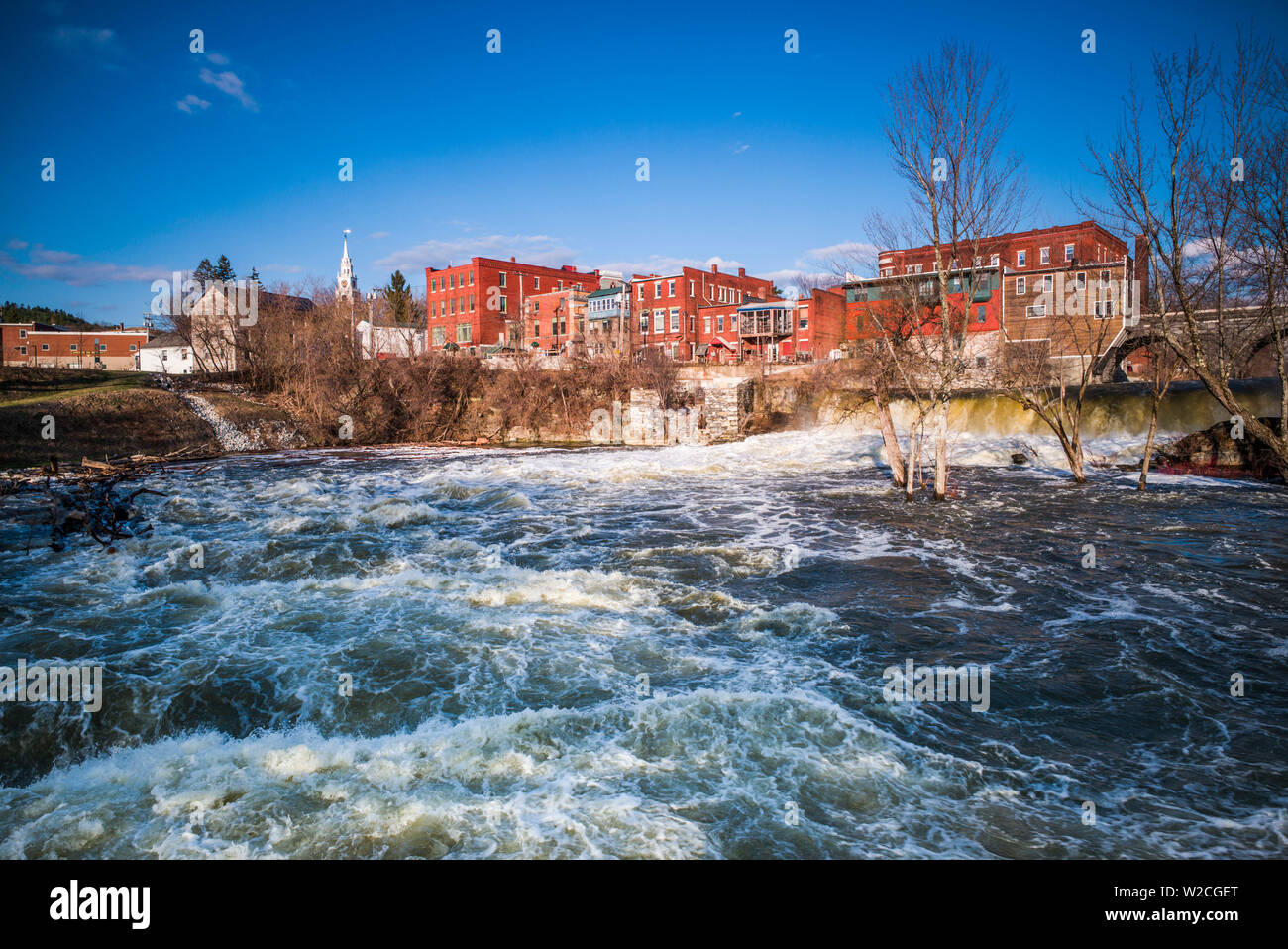 USA, Vermont, Middlebury, Blick auf die Stadt von Otter Creek Falls, Frühling Stockfoto