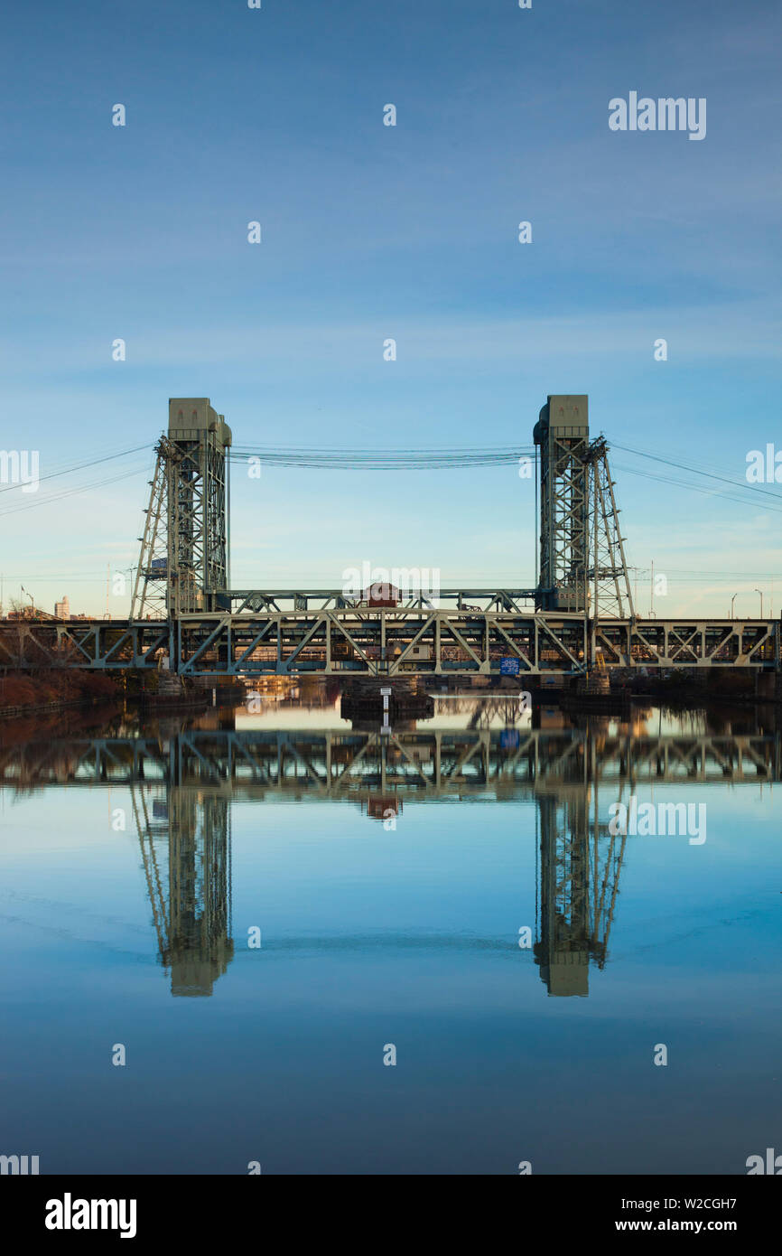USA, New Jersey, Newark, Eisenbahnbrücke, Passaic River Stockfoto