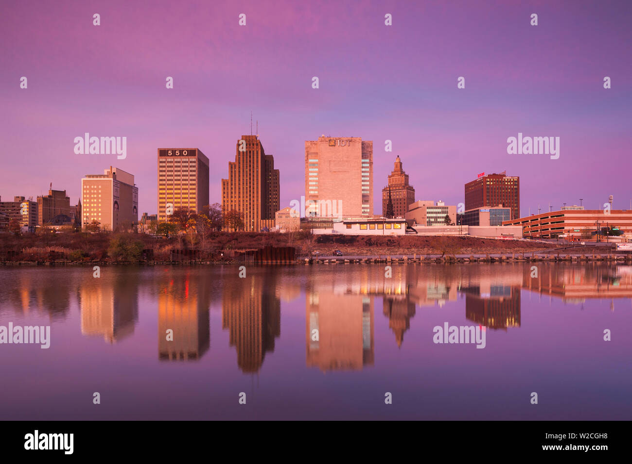 USA, New Jersey, Newark, City Skyline von Passaic River Stockfoto
