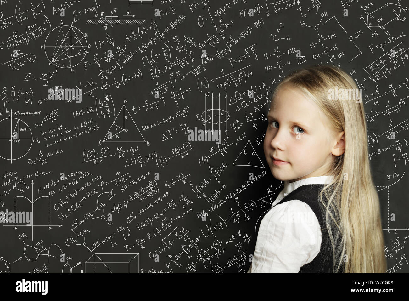 Smart kind Student auf blackboard Hintergrund mit Wissenschaft Formeln niedlich. Lernen Wissenschaft Konzept. Stockfoto