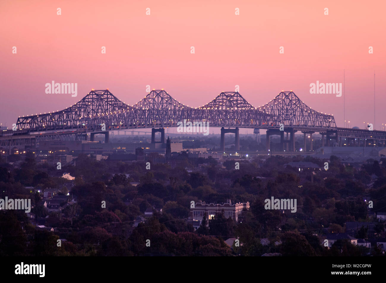Louisiana, New Orleans, die Crescent City Connection, Twin freitragende Brücken, überquert den Mississippi River zwischen New Orleans und Algier Stockfoto