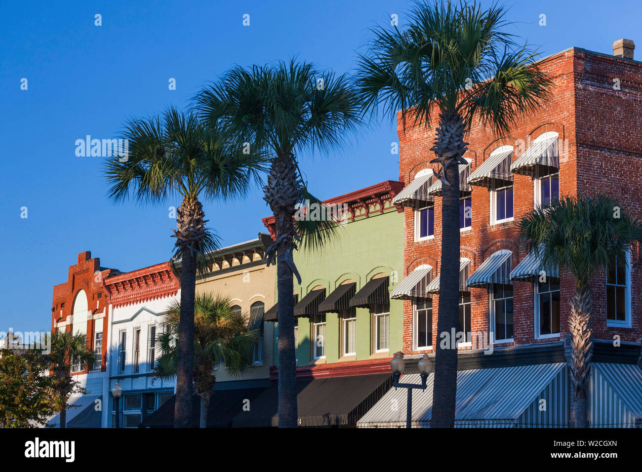 USA, Georgia, Brunswick, der Innenstadt von Gebäuden und Palmen Stockfoto