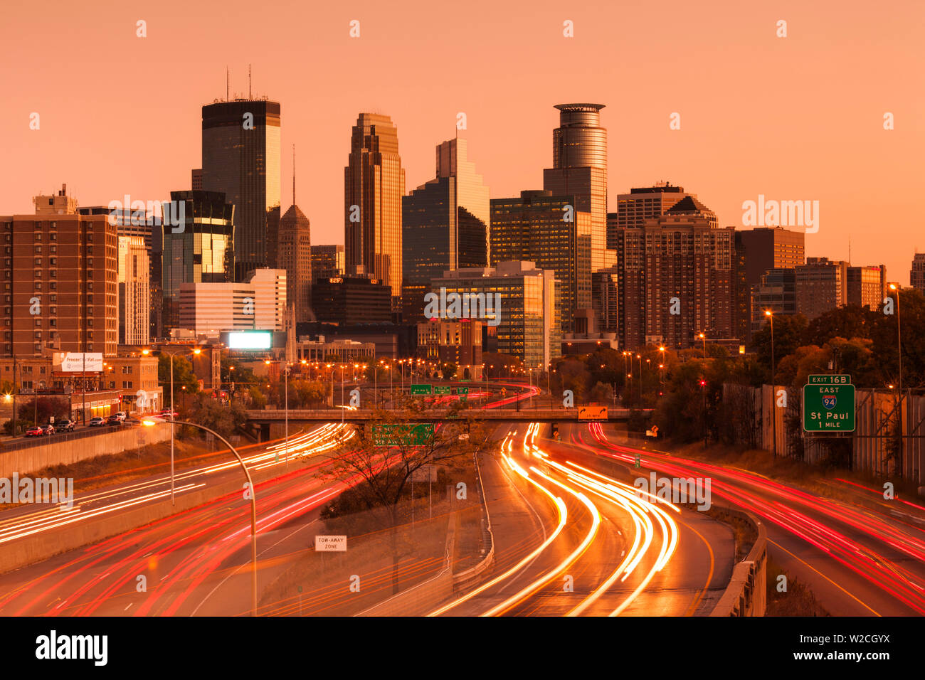 USA, Minnesota, Minneapolis, die Skyline der Stadt von der Interstate Highway I-35 W Stockfoto